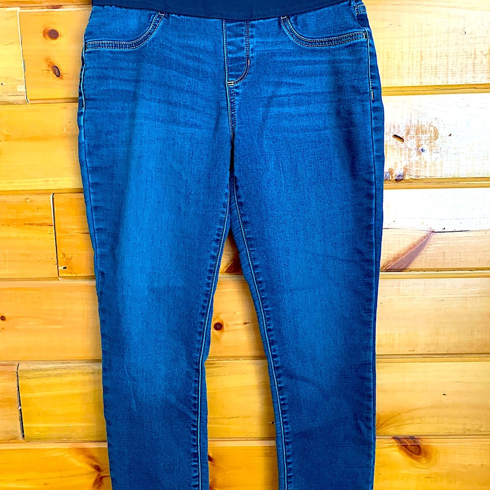 St. John’s Bay Skinny Leg Jeans. Sz. Petite Med. stretch waist.
